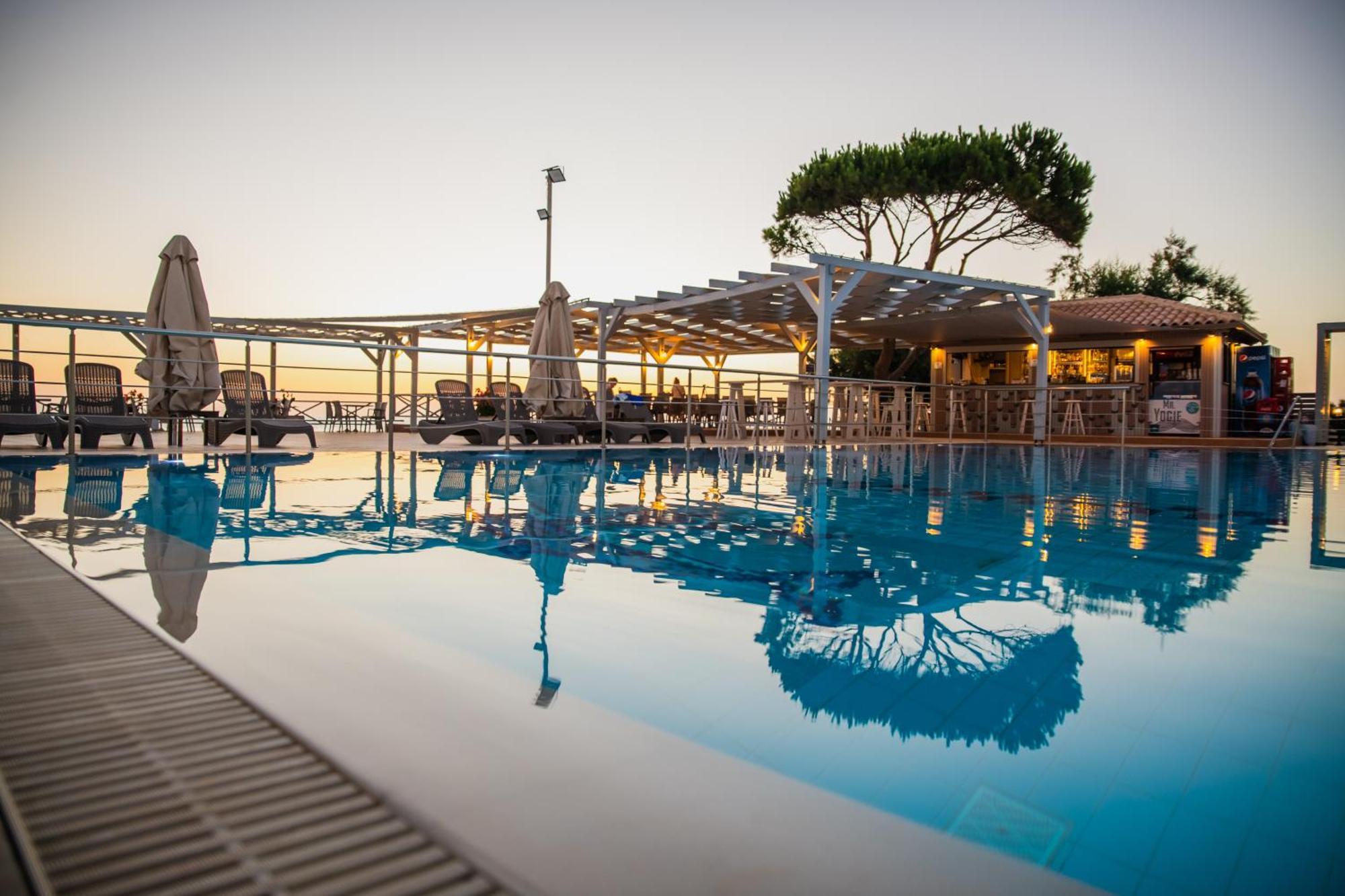 Mesogeios Hotel Marathopoli Exterior foto
